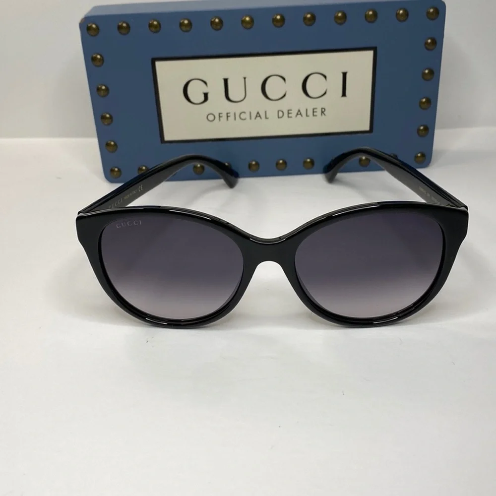 GUCCI GG0631S 001 round sunglass comes black frame with grey gradient lenses.